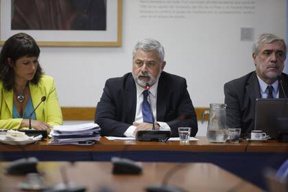 El juez Sebastián Ramos, junto a la presidenta de la Comisión de Juicio Político, Carolina Gaillard
