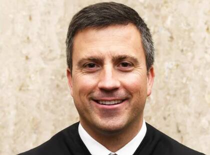 El juez Trevor Neil McFadden se puso del lado de la administración, que argumentó que los funcionarios simplemente estaban aplicando un requisito que ya existía