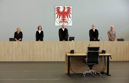 El juez Udo Lechtermann se levanta mientras el ex guardia del campo de concentración nazi Josef Schuetz  llega el 28 de junio de 2022 a un gimnasio utilizado como sala de justicia improvisada en Brandenburg an der Havel, este de Alemania, donde se pronunció su veredicto