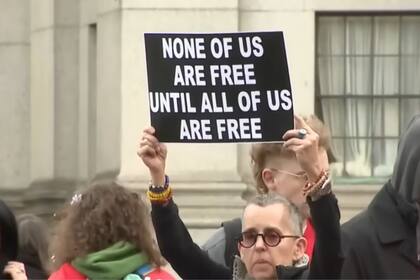 El juez William Sessions bloqueó su deportación tras la presión de legisladores demócratas