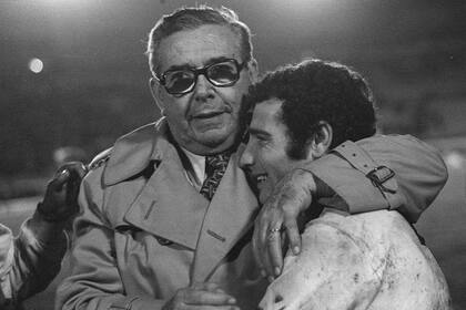 El jugador argentino de Boca Juniors, Ernesto Mastrangelo, derecha, es abrazado por el presidente argentino de Boca Juniors, Alberto Armando, luego de la tanda de penales de la final de la Copa Libertadores en Montevideo, Uruguay, el miércoles 14 de septiembre de 1977.