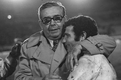 El jugador argentino de Boca Juniors, Ernesto Mastrangelo, derecha, es abrazado por el presidente argentino de Boca Juniors, Alberto Armando, luego de la tanda de penales de la final de la Copa Libertadores en Montevideo, Uruguay, el miércoles 14 de septiembre de 1977.