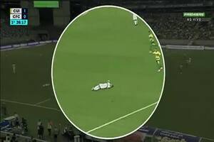 Un futbolista se desmayó en pleno partido del Brasileirão y fue sacado en ambulancia