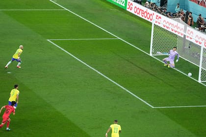 El jugador brasileño Neymar convierte el segundo gol de Brasil ante Corea del Sur por los octavos de final de la Copa del Mundo