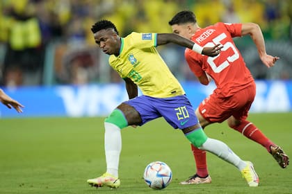 El jugador brasileño Vinicius Junior controla la pelota durante el partido entre Brasil y Suiza