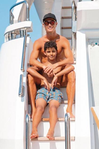 El jugador con el mayor de sus hijos, Cristiano Jr.