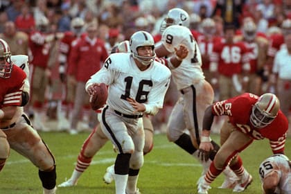 El jugador, con raíces mexicanas y cherokee, se convirtió en un símbolo para la comunidad latina en el fútbol americano