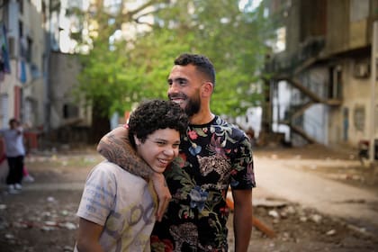 Balthazar Murillo junto a Tevez, a quien interpreta en la nueva serie de Netflix