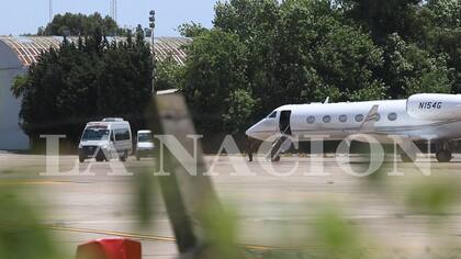 El jugador de fútbol americano arribó a Ezeiza para reencontrarse con la cantante este viernes al mediodía, horas antes de que se suspendiera el segundo show de Taylor Swift debido a la torrencial lluvia.