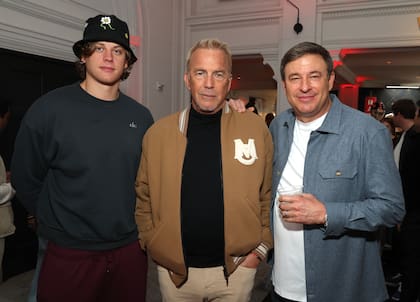 El jugador de fútbol americano Joe Burrow, Kevin Costner y el empresario Todd Graves