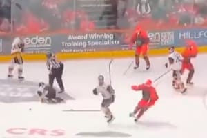 La violenta muerte de un jugador desató urgentes cambios reglamentarios en el hockey sobre hielo