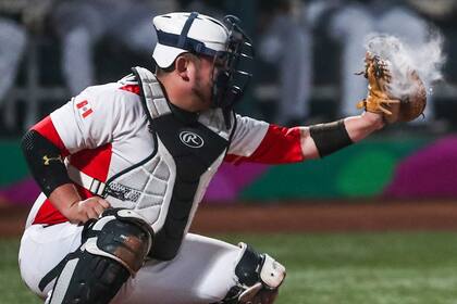 El jugador de la selección de baseball de Perú Jorge Pastor agarra la pelota