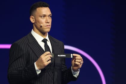 El jugador de los New York Yankees, Aaron Judge, al mostrar la bolilla de Algeria