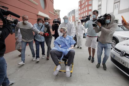 Uno de los jugadores del Fuenlabrada que fue ingresado el viernes pasado en el Hospital Quirón, llega en silla de ruedas al NH Collection Finisterre, en A Coruña