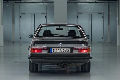 El jugador del Real Madrid apuesta por una estética retro para su nueva línea de ropa y este modelo va con ese tono