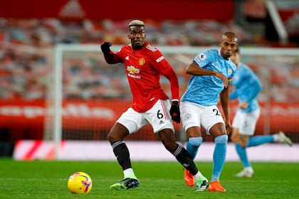 El jugador francés del Manchester United, Paul Pogba, lucha por la pelota con el centrocampista brasileño del Manchester City, Fernandinho