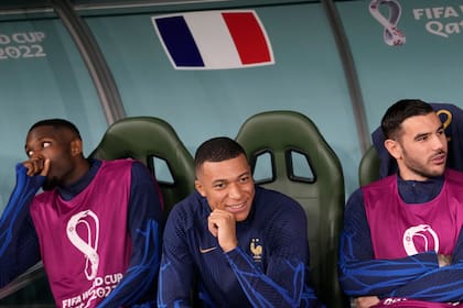 El jugador francés Kylian Mbappe en el banco de suplentes en el comienzo del partido entre Túnez y Francia