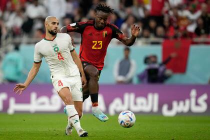 El jugador marroquí Sofyan Amrabat marca al belga Michy Batshuayi en el partido entre Bélgica y Marruecos por la Copa del Mundo