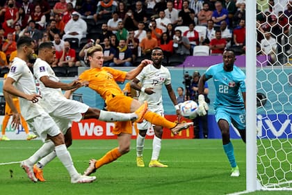 El jugador neerlandés Frankie de Jong anota el segundo gol para Países Bajos ante Qatar