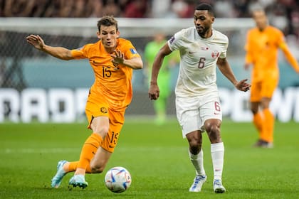 El jugador neerlandés Marten de Roon presiona al qatarí Abdulaziz Hatem durante el partido entre Países Bajos y Qatar