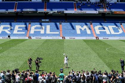 El jugador Rodrygo Goes posa para la prensa, en su presentación en el Bernabéu