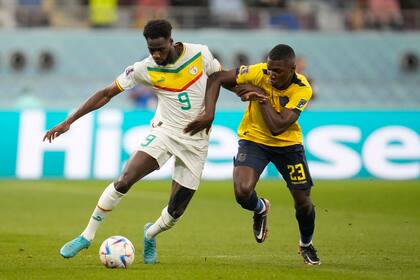 El jugador senegalés Boulaye Dia controla la pelota ante la presión del ecuatoriano Moises Caicedo durante el partido en entre Ecuador y Senegal