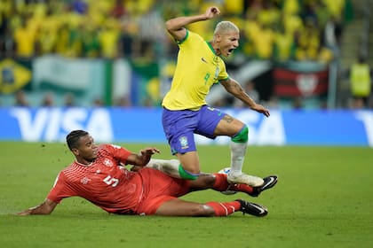 El jugador suizo Manuel Akanji presiona al brasileño Richarlison durante el partido entre Brasil y Suiza