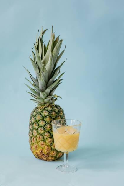 El jugo de ananá es beneficioso para tus riñones, ya que aporta azúcares naturales a diferencia de los jugos industriales