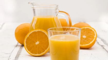 El jugo de naranja es bueno para el organismo, pero se debe tener precauciones