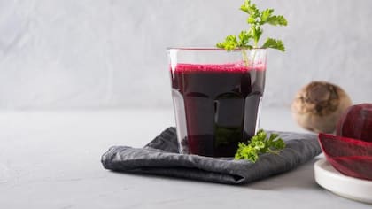 El jugo de remolacha puede ser una buena forma de obtener todos los beneficios de este alimento.