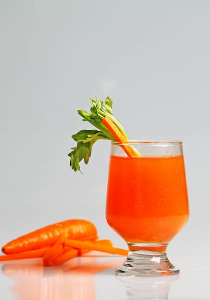 El jugo de zanahoria aporta carotenoides capaces de mejorar la vista y la elasticidad de la piel