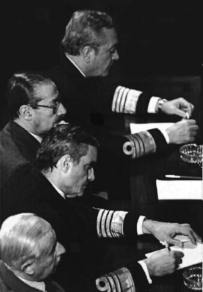 El juicio a las Juntas Militares en 1985, un momento clave en la renaciente democracia