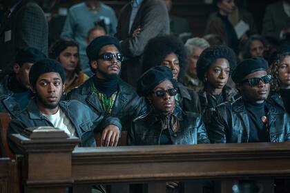 El Partido de los Panteras Negras y el juicio a Bobby Seale, su presidente (interpretado por Yahya Abdul Mateen II) es otro de los ejes de la película