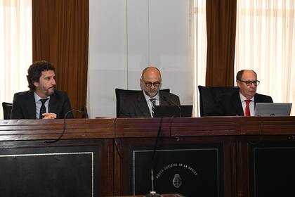 El juicio está a cargo del Tribunal Oral en lo Criminal N°11, (de izquierda a derecha) integrado por los jueces Matías Buenaventura, Julio Pablo Quiñones y Julio López Casariego