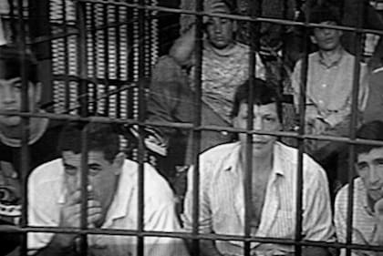 El juicio oral a los acusados por el motín de Sierra Chica se hizo en febrero de 2000 en la cárcel de máxima seguridad de Melchor Romero, en un formato inédito para la época. Los imputados no estuvieron sentados frente al tribunal, sino encerrados en celdas especiales, desde donde seguían la audiencia a través de un sistema de televisión cerrada. Era una forma de evitar traslados y reforzar la seguridad en un proceso marcado por la peligrosidad de los acusados