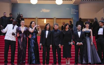 El jurado de Cannes, a pleno: la presidenta del cuerpo, Greta Gerwig, inicia la fila que se completa con Omar Sy, Lily Gladstone, Nadine Labaki, Ebru Ceylan, Kore-eda Hirokazu, J.A. Bayona, Eva Green y Pierfrancesco Favino