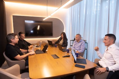 El jurado durante la deliberación (de izq a der.): Andrés Anania (Director del Hub Argentina de HSIL), Gustavo Rey (Ingenia Co-Founder & Executive Director), Claudia Tejedor (CIO/CTO, Medifé y Sanatorio Finochietto), Alejandro Schejtman (Director Médico, Sanatorio Finochietto) y Aníbal Troisi (CEO, Medifé y Sanatorio Finochietto).