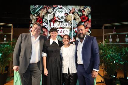 El jurado integrado por Enrique Comas, Inés de los Santos, María Barrutia y Tato Giovannoni