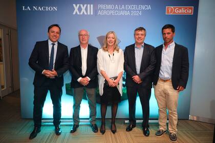 El jurado: José Del Rio (LA NACION), Roberto Bisang, Matilde Bunge (CREA), Hernán Busch (Banco Galicia) y Francisco Oliverio (Fundación Producir Conservando)