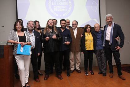 El jurado, junto a los autores premiados en la segunda edición del premio literario de la Fundación El Libro, dedicado al cuento