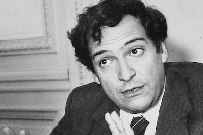 El jurista y filósofo Carlos Nino nació en Buenos Aires en 1943. Preocupado por la calidad de las democracias, alcanzó un amplio reconocimiento internacional. Murió en 1993 en La Paz, Bolivia