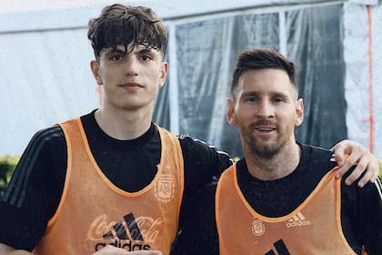 El juvenil Alejandro Garnacho junto a Lionel Messi durante un entrenamiento en la AFA