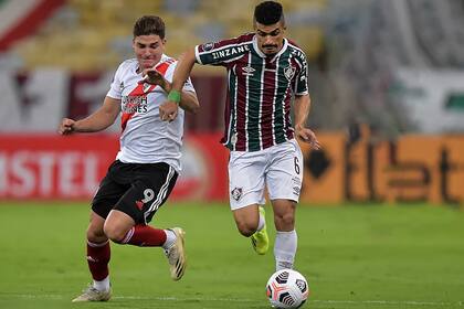 El juvenil Álvarez y Egidio disputan la pelota; Fluminense y River, en el debut en el Grupo D de la Copa Libertadores