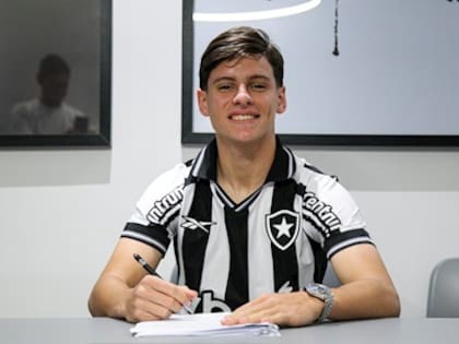 El juvenil Álvaro Montoro (18 años) posa con la camiseta de Botafogo, su nuevo club; Vélez lo vendió en US$ 8 millones más otro mllón en objetivos, y se quedó con una plusvalía del 10%