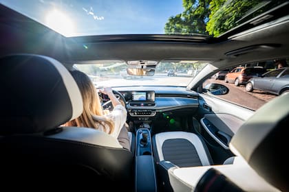 El K3 tiene un interior minimalista con materiales de calidad y enfoque en la experiencia del conductor.