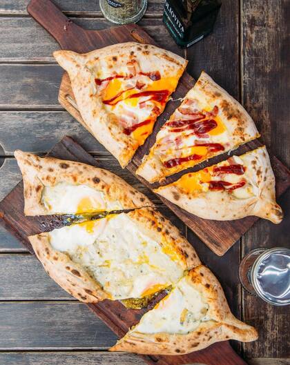 El kachapuri, una creación original de Almacén de Pizzas que se corona con huevo.