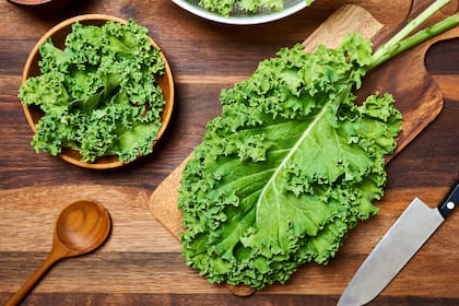 El kale contiene altos índices de vitaminas que actúan como antioxidantes y antiinflamatorios, y minerales, que se ocupan de mantener en equilibrio las funciones vitales del organismo