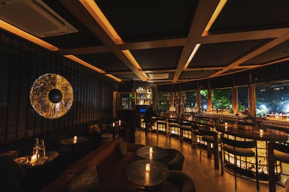 El karaoke se esconde en el primer piso, donde funciona el bar, con una delicada carta de cócteles y clásicos japoneses a base de sake.