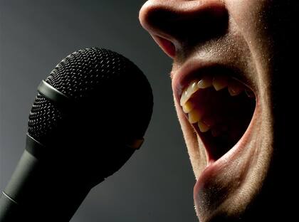 Un set de karaoke puede ser un regalo atractivo para una animada persona de Géminis