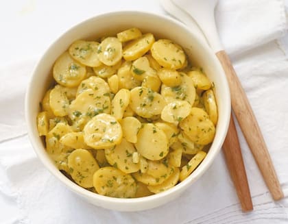 El kartoffelsalat tiene varias formas de prepararse al ser una receta alemana con adaptaciones por región